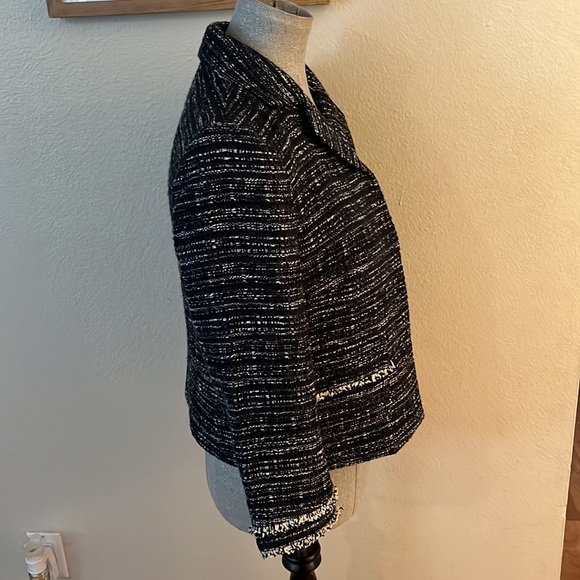 Ann Taylor blazer.  Size 6 - Picture 4 of 11